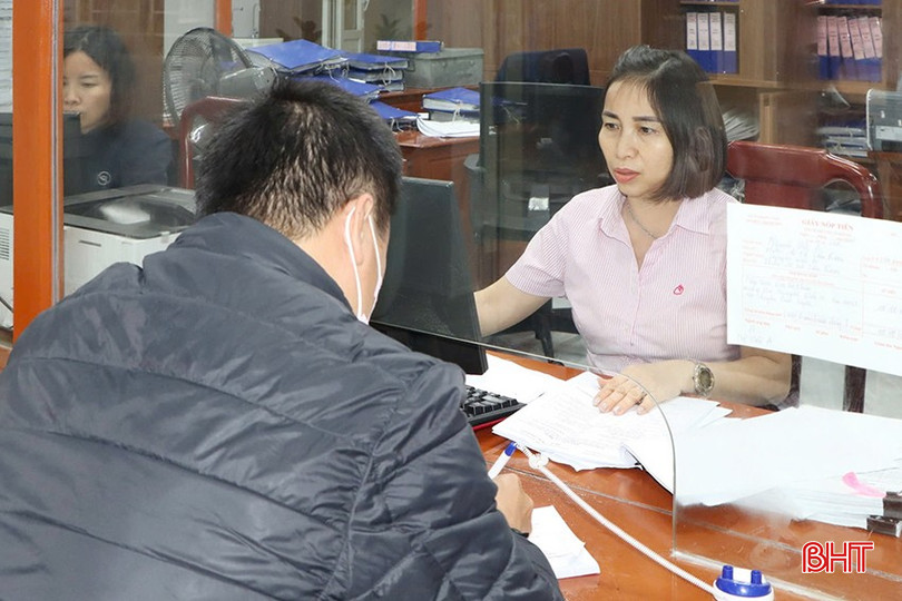 Hoạt động giao dịch tại Ngân hàng CSXH huyện Cẩm Xuyên. bqbht_br_z6076682167284-d0f4c07a2b18cce954cda4774f55821c.jpg