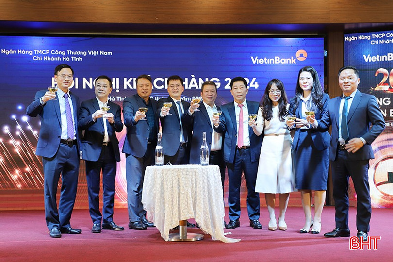 Các đại biểu chúc mừng 20 năm thành lập VietinBank Hà Tĩnh. bqbht_br_5.jpg