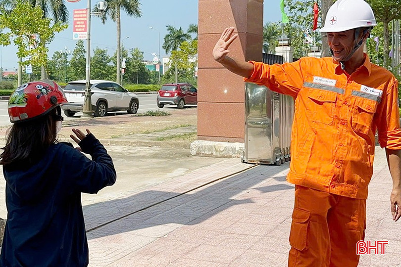 Anh Nguyễn Xuân Hiền - Công nhân Điện lực TP Hà Tĩnh tạm biệt người thân lên đường làm nhiệm vụ. z5833296285786_1b14029e12df0e300fb93c128ddf3b52.jpg