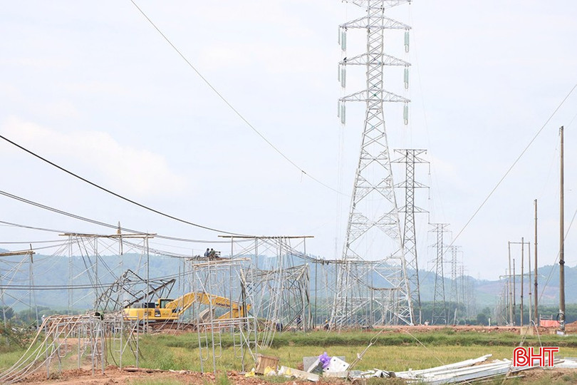 Công ty CP Đầu tư xây lắp điện Hải Phòng thi công đường dây 220 kV tại xã Cẩm Thạch (Cẩm Xuyên). z5831869494518_ad4775366bf461507867b26060c46cd4.jpg