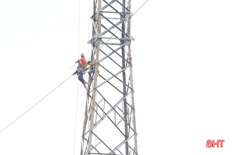 Các đơn vị thi công tiến hành tháo dỡ, di dời đường dây 220 kV (cũ) để phục thi công dự án cao tốc Bắc - Nam đoạn qua Hà Tĩnh. z5831870086642_b522432968b8ec46bfd8cfe5b7398020.jpg