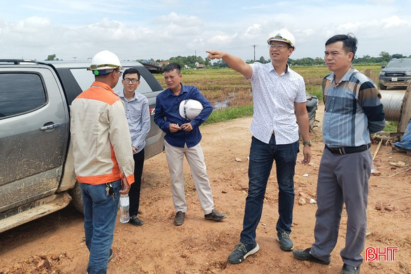 Chủ đầu tư và nhà thầu thường xuyên phối hợp để đẩy nhanh tiến độ thi công đường dây 220 kV trên địa bàn Cẩm Xuyên. z5832632189545_6dbf1c7970c92a2495f6d0b1027524ce.jpg