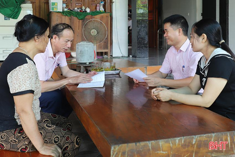 Gia đình bà Đậu Thị Huyên (bên trái) có 3 người con theo học đại học nhờ nguồn vốn HSSV. 75.JPG