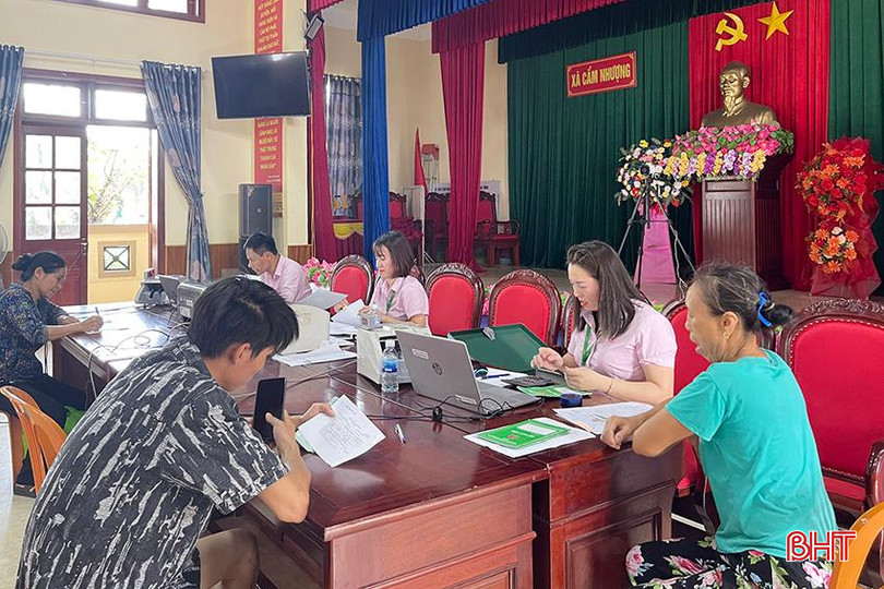 Chi nhánh Ngân hàng CSXH huyện Cẩm Xuyên tăng cường truyền thông về chương trình tín dụng HSSV cho các HSSV thuộc hộ gia đình hộ nghèo, hộ cận nghèo tại xã Cẩm Nhượng. z5725665437082_ddc08d18ef5bb2c093d53ef656e5a451.jpg