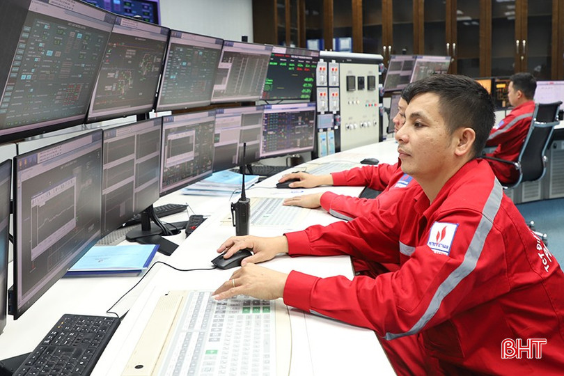 Kỹ sư vận hành tại Phòng điều khiển trung tâm, Nhà máy Nhiệt điện Vũng Áng 1. bqbht_br_0932.jpg