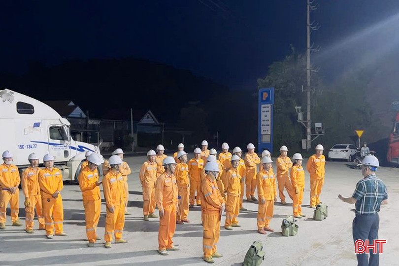 Điện lực Hương Sơn huy động lực lượng ra quân khắc phục các khiếm khuyết trên lưới. bqbht_br_z6111664593940-daf23d78cec5c7dbc3a465862321f4b5.jpg