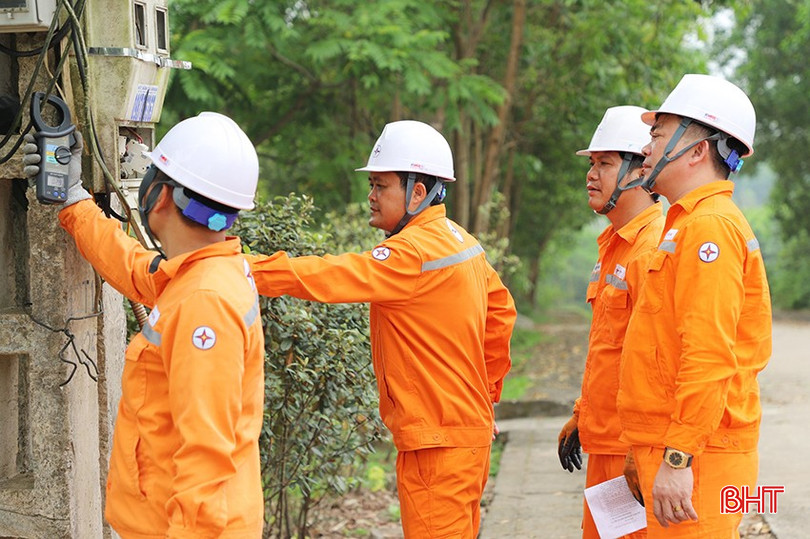 Công ty Điện lực Hà Tĩnh đang xây dựng kế hoạch nâng cấp, sửa chữa các công trình điện là tài sản công vừa mới tiếp nhận. bqbht_br_840.jpg