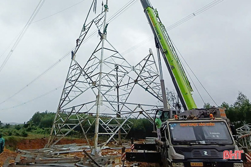 Kỹ sư, công nhân "đội mưa" thi công đường dây 500 kV tại xã Kỳ Phong (huyện Kỳ Anh). bqbht_br_z6168528643205-37405e79bfdbad1795e6dea9024f27ee.jpg