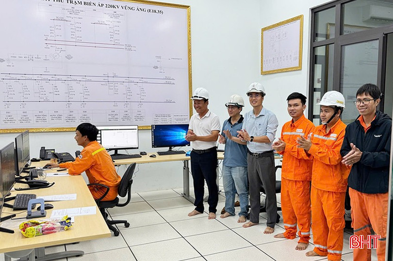 Tổng công ty Truyền tải điện Quốc gia phối hợp đóng điện thành công hạng mục đường dây 220kV đấu nối, qua đó hoàn thành toàn bộ dự án Trạm biến áp 220kV Vũng Áng và đấu nối. bqbht_br_anh1dongdienvungang25102025-1.jpg