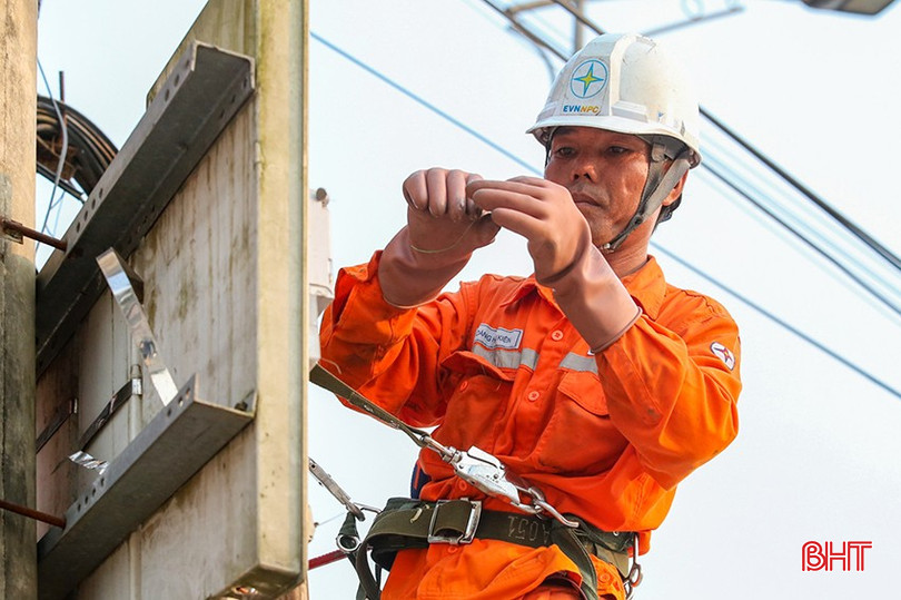 Ngành chuyên môn tập trung kiểm tra, rà soát từng tuyến đường dây để xử lý kịp thời các tồn tại. bqbht_br_81.jpg