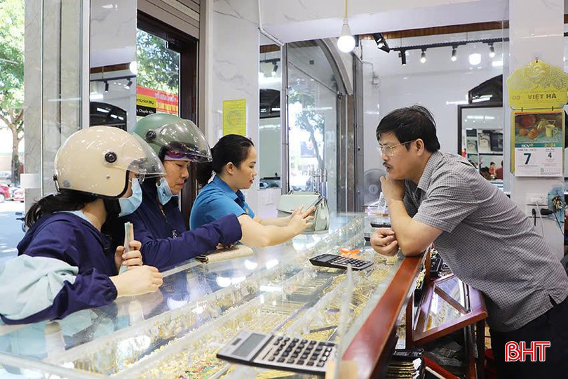 Chủ cơ sở kinh doanh nhận định phải sang tháng 8 âm lịch, thị trường vàng mới sôi động trở lại. z5709735784526_8418ba89da8dd64d9ae0d4f9bbe84b44.jpg