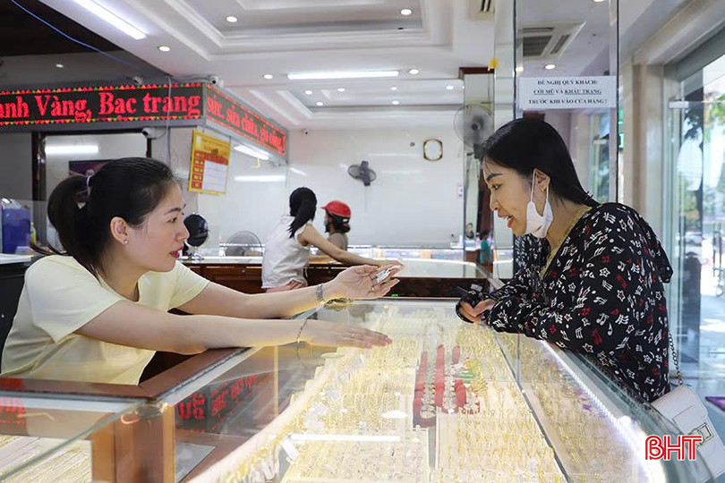 Khách đến mua vàng tại Công ty CP Vàng bạc Phương Xuân. z5709735824208_44bd4248d265225bb4daa56bb1c3dceb.jpg