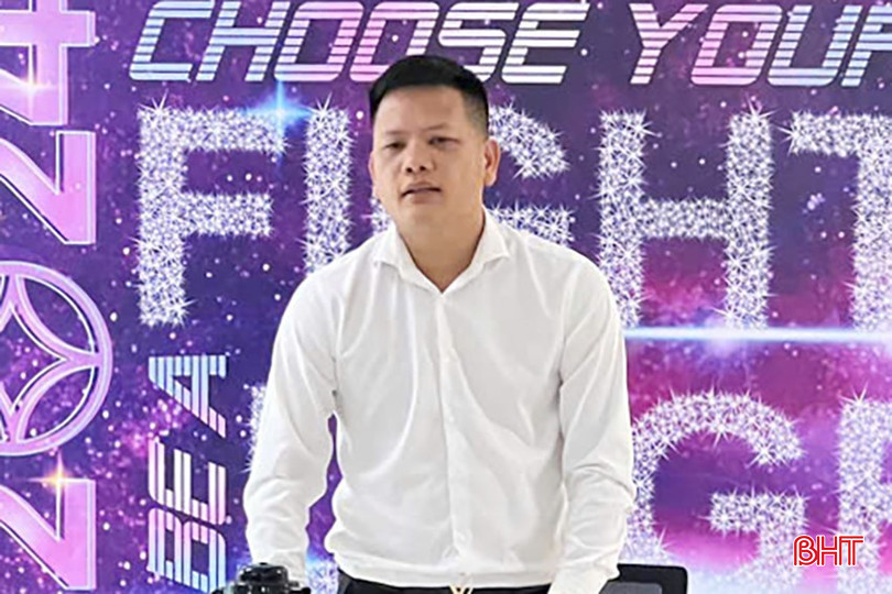 Ông Trần Tự Đức – Giám đốc SeABank Hà Tĩnh trả lời các thắc mắc của khách hàng mua trái phiếu. z5891809867748-31590bded49c3765f0aee4bd42a090d3-3778.jpg