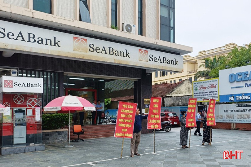 Sáng 3/10, các nhà đầu tư trái phiếu đưa khẩu hiệu yêu cầu SeABank Chi nhánh Hà Tĩnh có trách nhiệm, làm việc với đơn vị phát hành trái phiếu đảm bảo quyền lợi cho khách hàng. z5892593267966-80a99131761a4ce8d5e2353dad31d473-141.jpg