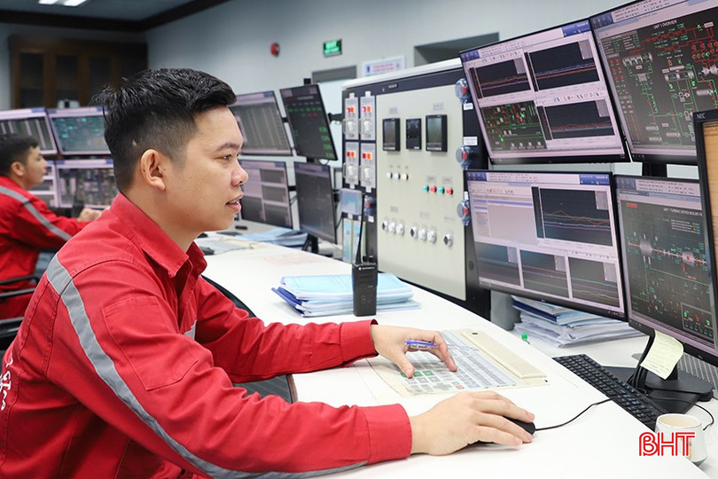 Kỹ sư vận hành các tổ máy phát điện tại Phòng điều khiển trung tâm, Nhà máy Nhiệt điện Vũng Áng 1. img-6653-4619.jpg