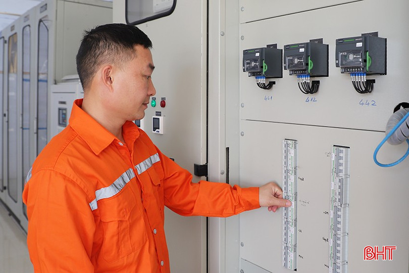 Công nhân kiểm tra các thông số vận hành tại Nhà máy Điện mặt trời Cẩm Hòa (Cẩm Xuyên). bqbht_br_090.jpg