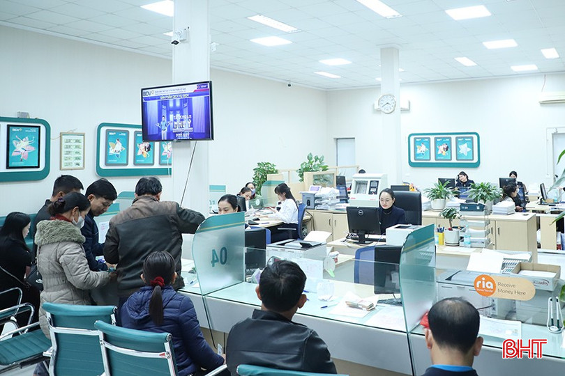 Khách hàng đến giao dịch dịp cận tết tại BIDV Cẩm Xuyên (thuộc BIDV Nam Hà Tĩnh). bqbht_br_img-9677.jpg