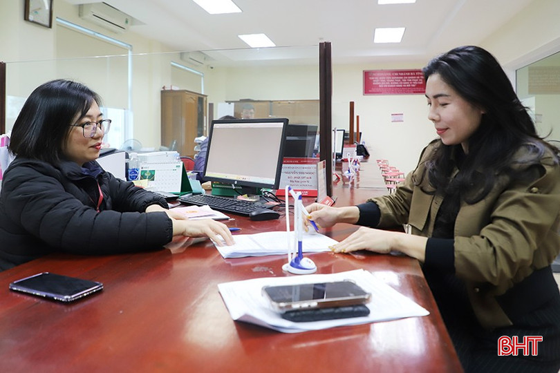 Khách hàng đến làm thủ tục vay vốn tại Agribank Thạch Hà. bqbht_br_img-9662.jpg