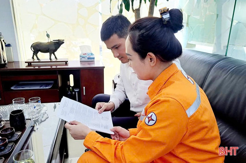 Công nhân Điện lực Cẩm Xuyên khuyến cáo khách hàng cảnh giác trước các "chiêu trò" lừa đảo của kẻ xấu. bqbht_br_z6124267056461-ff73bc29bf6fc9dcf0bff48ae3e885b1.jpg