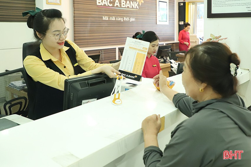 Khách hàng đến tìm hiểu lãi suất gửi tiết kiệm tại Bắc Á Bank Hà Tĩnh. bqbht_br_094.jpg