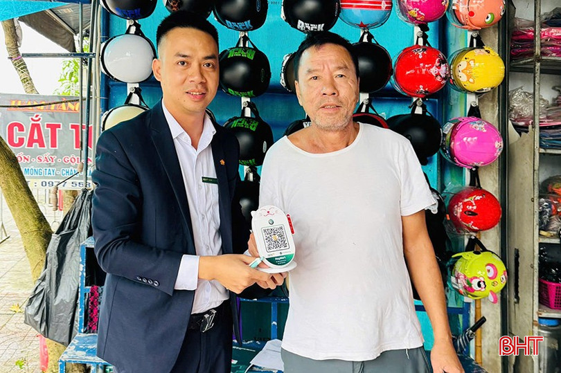 ລູກຄ້າຂອງ BIDV ສາຂາທ່າແຂກມີຄວາມພໍໃຈກັບປະສົບການດ້ານການທະນາຄານດິຈິຕອນຂອງເຂົາເຈົ້າ. bqbht_br_z7194762901947-f51e66ab5a84e9455659415e9810adf6.jpg