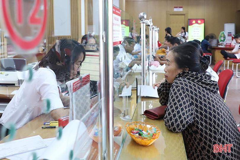 Gửi tiết kiệm ngân hàng vẫn là kênh đầu tư đại chúng. bqbht_br_0954.jpg