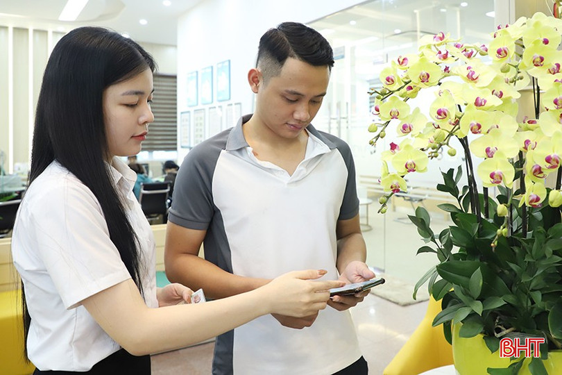 Nhân viên BIDV Hà Tĩnh hướng dẫn khách hàng trả tiền vay qua ngân hàng số. bqbht_br_046.jpg