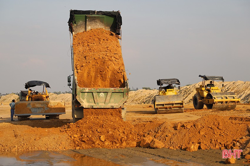 មានបរិយាកាសអ៊ូអរនៅក្នុងការដ្ឋានសាងសង់ផ្លូវពង្រីក Xô Viết Nghệ Tĩnh ទៅខាងកើត។ bqbht_br_700-5.jpg