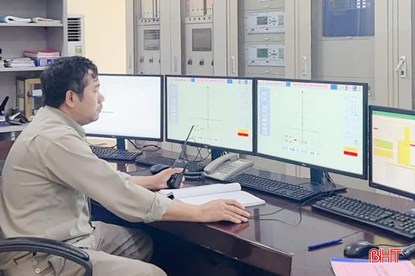 Công nhân vận hành các tổ máy phát điện tại Nhà máy Thủy điện Hương Sơn. 88.jpg