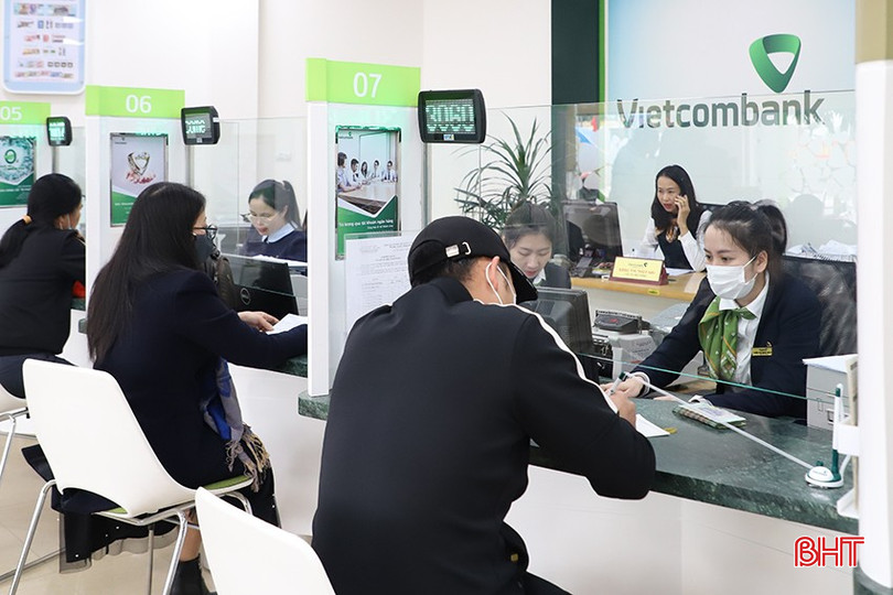 Khách hàng đến giao dịch tại Vietcombank Hà Tĩnh. bqbht_br_964.jpg