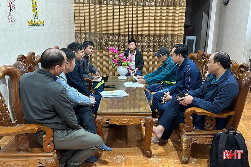 Chính quyền xã Kỳ Lợi tuyên truyền, vận động người dân bàn giao mặt bằng phục vụ thi công dự án Trạm biến áp 220kV Vũng Áng và đấu nối. bqbht_br_z6382416842264-f32316c2cb51c6ec7935b64aaa978aef.jpg