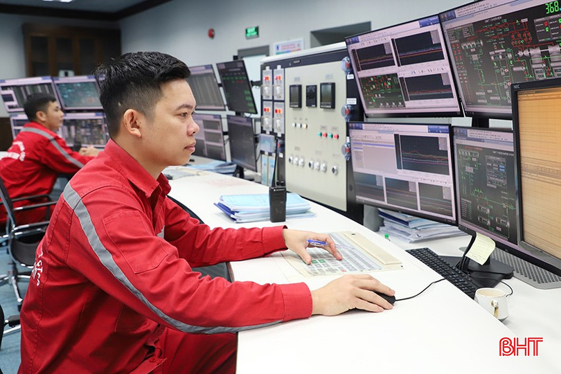 Kỹ sư vận hành tại Phòng Điều khiển trung tâm của Nhà máy Nhiệt điện Vũng Áng 1. bqbht_br_0933.jpg