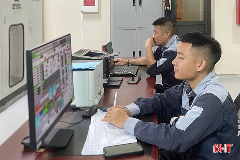 Công nhân vận hành thiết bị tại Nhà máy Thủy điện Đá Hàn. bqbht_br_z6723232295931-af0d28b13140fdbd751911e9de3a2406.jpg