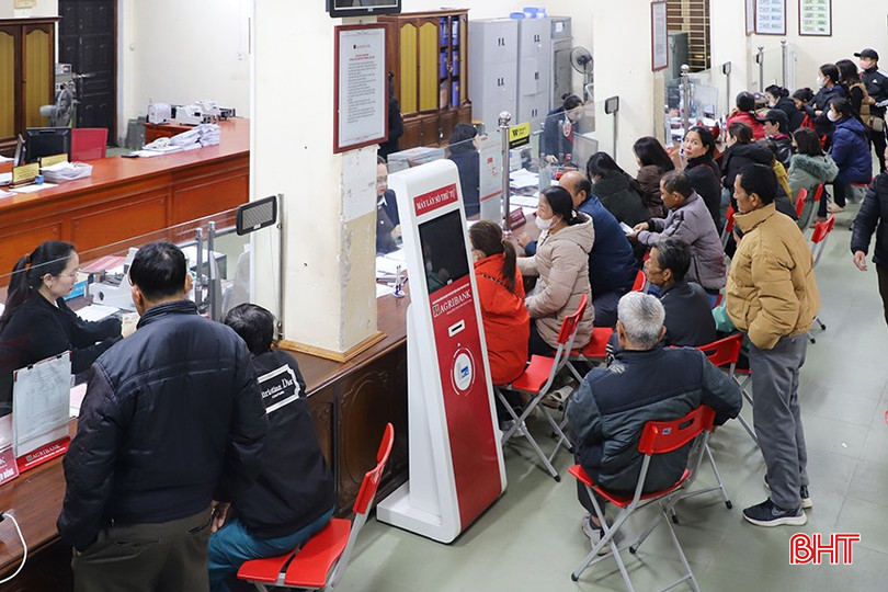 Khách hàng đến giao dịch tại Agribank Cẩm Xuyên. bqbht_br_045.jpg
