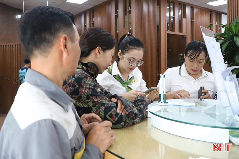 Vietcombank Hà Tĩnh hỗ trợ khách hàng xác thực sinh trắc học. IMG_8130.JPG