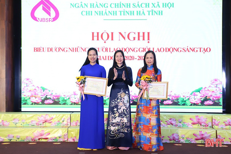 Phó Tổng Giám đốc Ngân hàng CSXH tặng giấy khen của Chủ tịch HĐQT Ngân hàng CSXH cho các cá nhân... bqbht_br_306.jpg