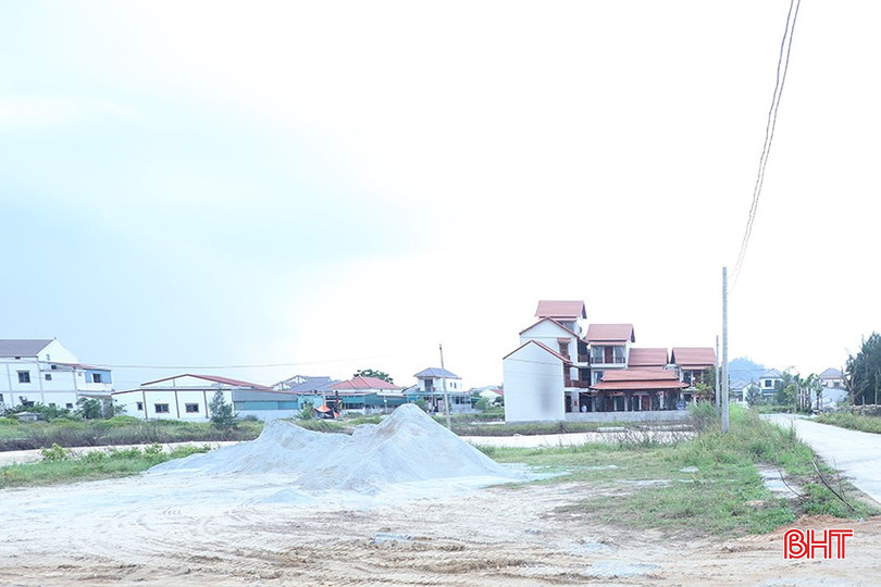 6 hộ dân ở thôn Nam Hải bị ảnh hưởng dự án CCN Cẩm Nhượng đã được giao đất tái định cư tại thôn Liên Thành (xã Cẩm Nhượng). bqbht_br_34.jpg
