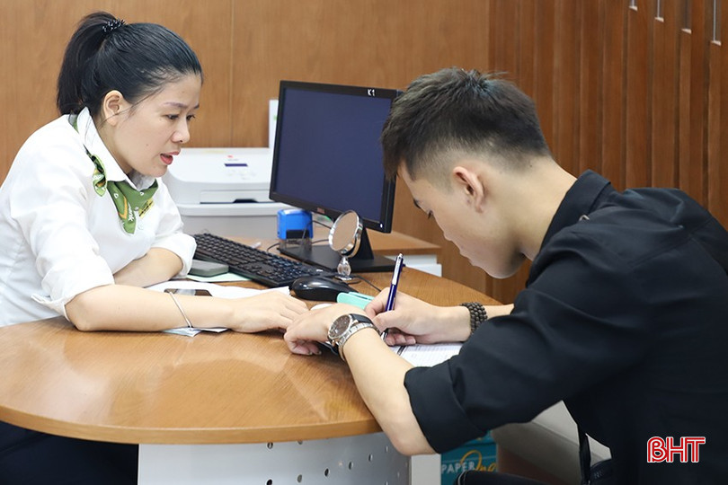 Khách hàng đến giao dịch tại Vietcombank Hà Tĩnh. bqbht_br_054.jpg