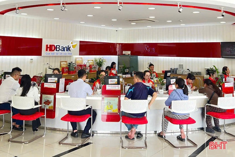 Khách hàng đến giao dịch tại HDBank Hà Tĩnh. bqbht_br_z6516663043687-074d5cd99fc5d31afa088d1c43fdfc2f.jpg