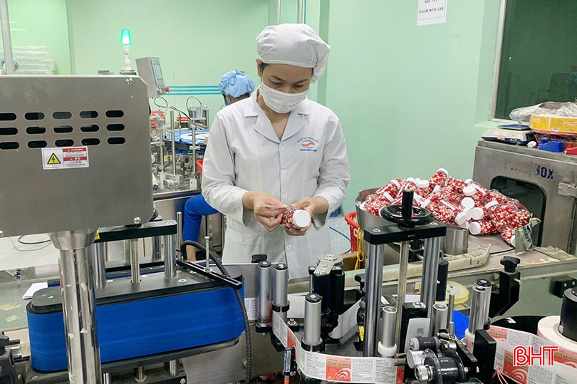 Theo tính toán ban đầu, việc tăng giá điện lần này sẽ khiến Công ty CP Dược Hà Tĩnh phải phát sinh thêm gần 400 triệu tiền điện mỗi năm. z5843854780941-495baf0e393ff284d266772494b9874f-2481.jpg