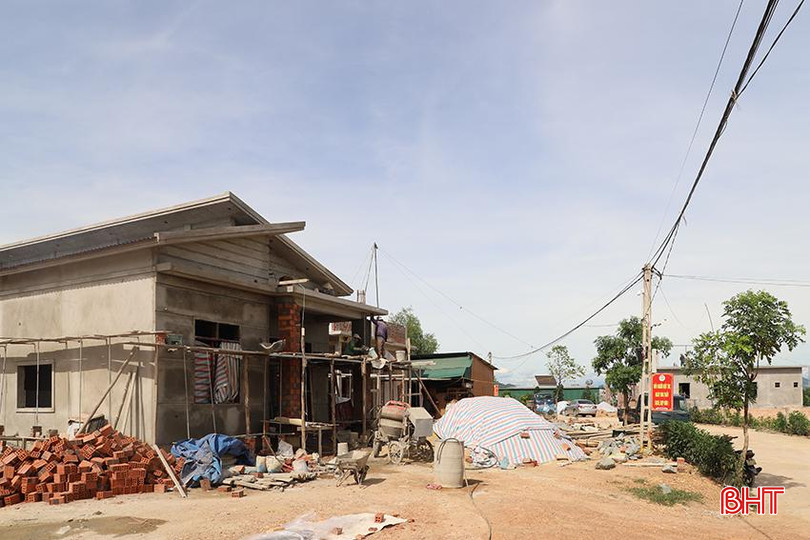 Người dân xã Cẩm Mỹ (Cẩm Xuyên) tiên phong di dời nhà cửa, xây dựng nhà mới, nhường đất cho dự án. IMG_3217.JPG
