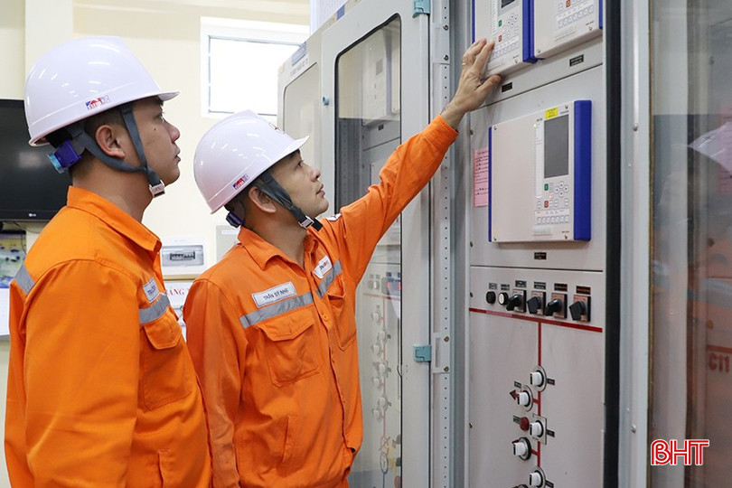 Công nhân Xí nghiệp Lưới điện cao thế Hà Tĩnh kiểm tra thiết bị tại trạm biến áp 110 kV Thạch Linh (TP Hà Tĩnh). bqbht_br_img-6707.jpg