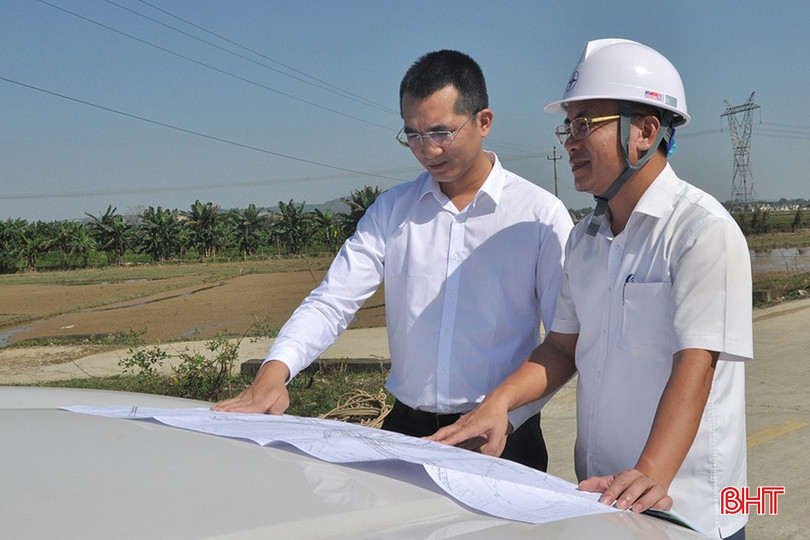 Lãnh đạo Công ty Điện lực Hà Tĩnh thường xuyên bám nắm, hỗ trợ nhà thầu trong quá trình thi công các dự án trên địa bàn. bqbht_br_dsc-0335.jpg