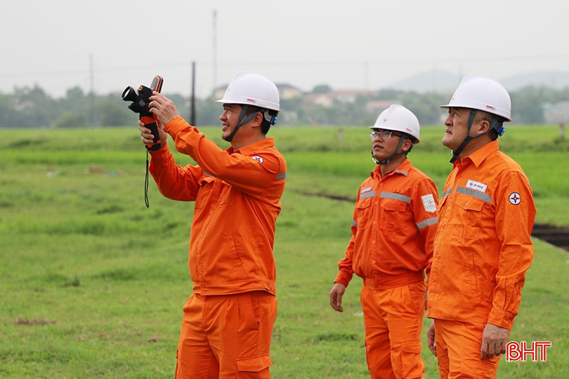 Ban Giám đốc Công ty Điện lực Hà Tĩnh trực tiếp xuống hiện trường để kiểm tra lưới điện. z5350657559284_f1e9e0f4818dfe514d4c98e20e849f0b.jpg