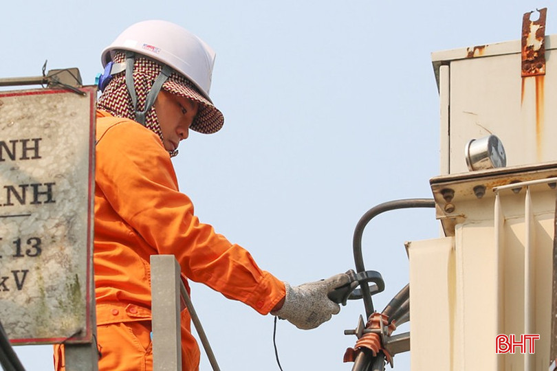 Ngành chuyên môn theo dõi sát sao tình trạng mang tải của các thiết bị trên lưới để có biện pháp điều tiết phù hợp, giảm thiểu sự cố. z5350659310230_5435bb8acbc158ee6912b496f7795632.jpg
