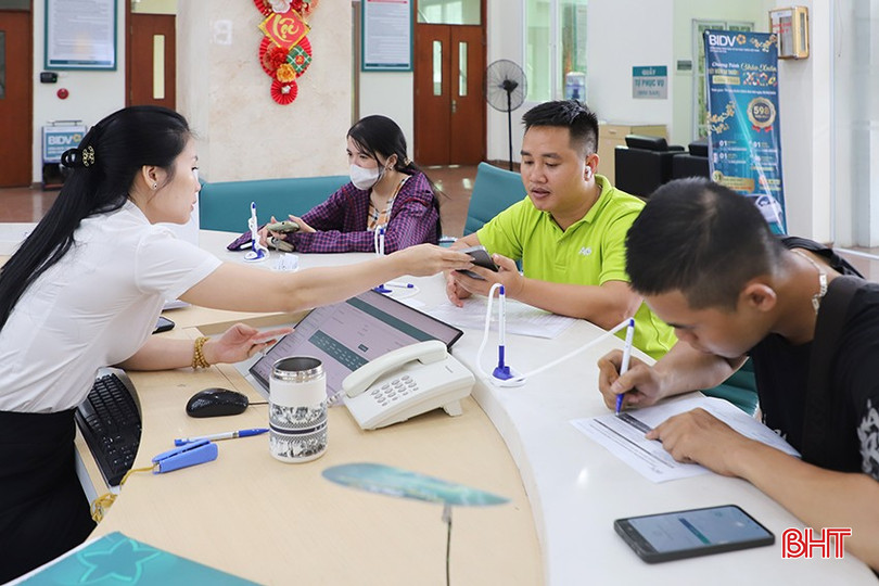 Khách hàng đến giao dịch tại BIDV Hà Tĩnh. bqbht_br_098.jpg