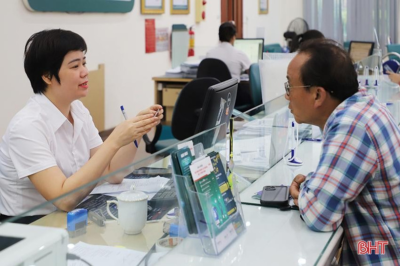 Khách hàng đến giao dịch tại BIDV Chi nhánh Hà Tĩnh. 055-8904.jpg
