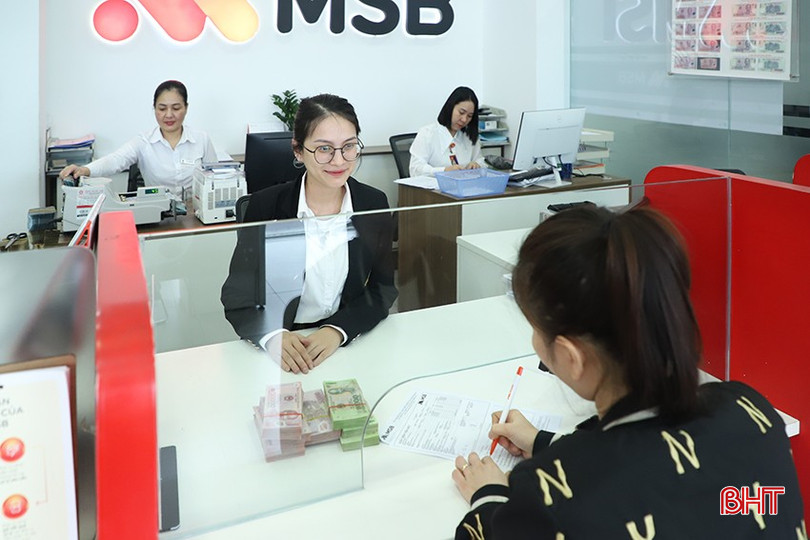 Khách hàng đến gửi tiết kiệm tại MSB Hà Tĩnh. bqbht_br_66.jpg