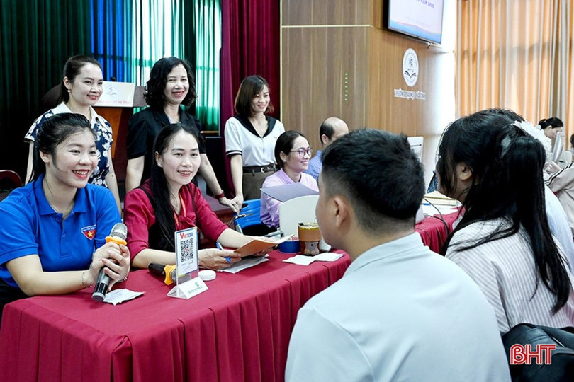 ការបង់ថ្លៃសិក្សាតាមអ៊ីនធឺណិតជួយឱ្យសាកលវិទ្យាល័យ Ha Tinh ដាក់កម្រិតលើសទម្ងន់នៅដើមឆមាសនីមួយៗ។ image-1.jpg