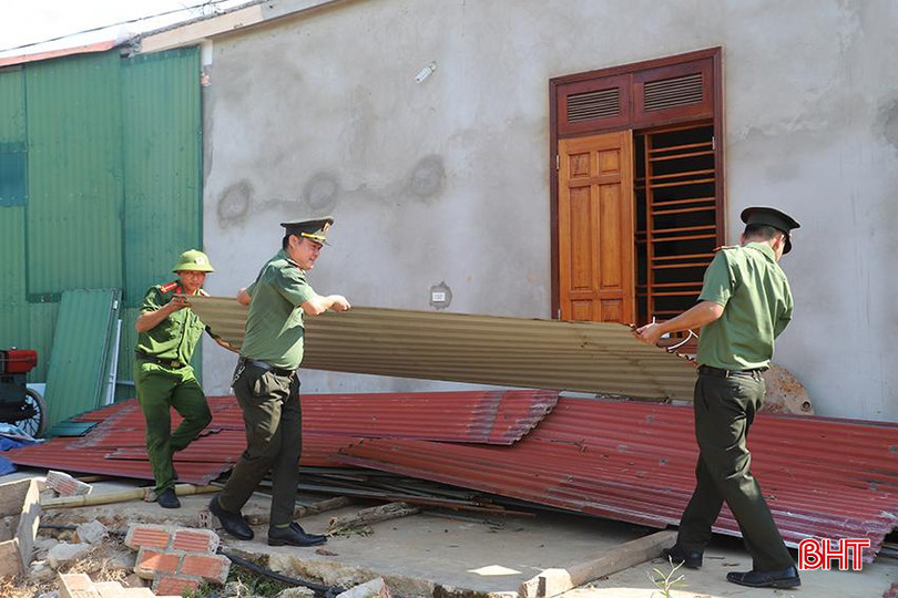 Cán bộ, chiến sỹ hỗ trợ người dân di dời tài sản..., 6001.JPG